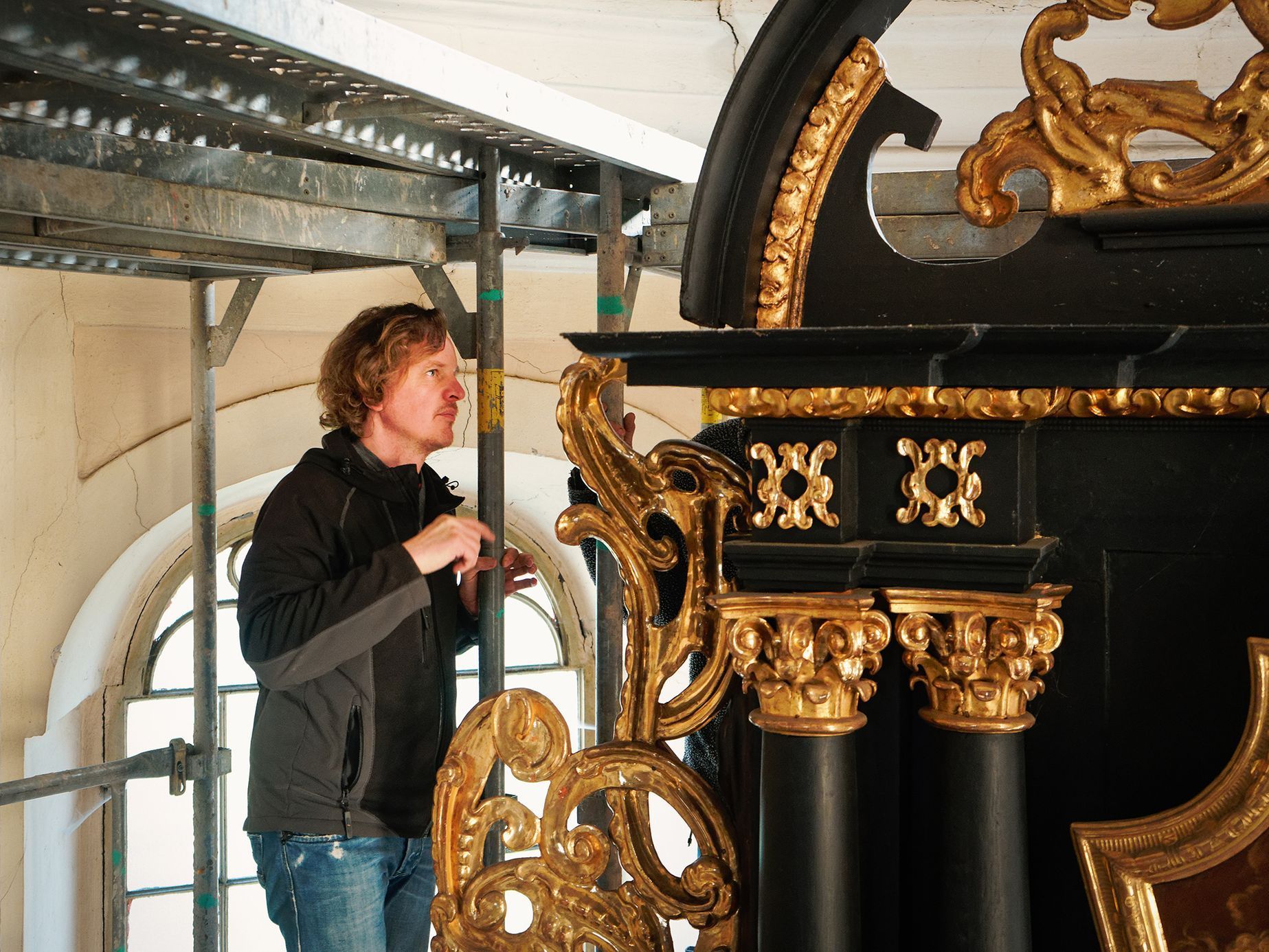 Rozebírání oltáře v kostele sv. Janů v Opavě před opravou popraskané klenby, květen 2023