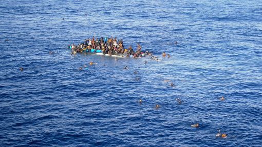 Člun s uprchlíky, Středozemní moře, 12. dubna 2015.