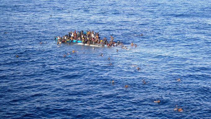 Přeplněný člun s uprchlíky na Středozemním moři.