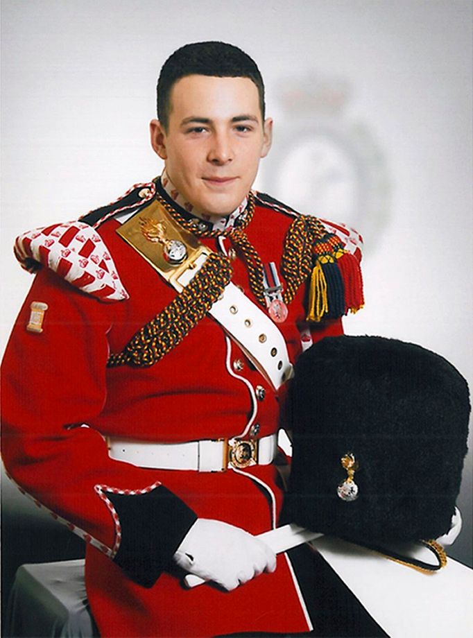 Zavražděným byl 25letý Lee Rigby z Manchesteru, jenž po sobě zanechal dvouletého syna. Rigby byl bubeník a kulometčík královského mušketýrského pluku.