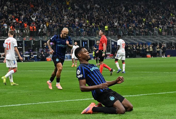 Radost fotbalistů Interu Milán v utkání Ligy mistrů se Slavií Praha