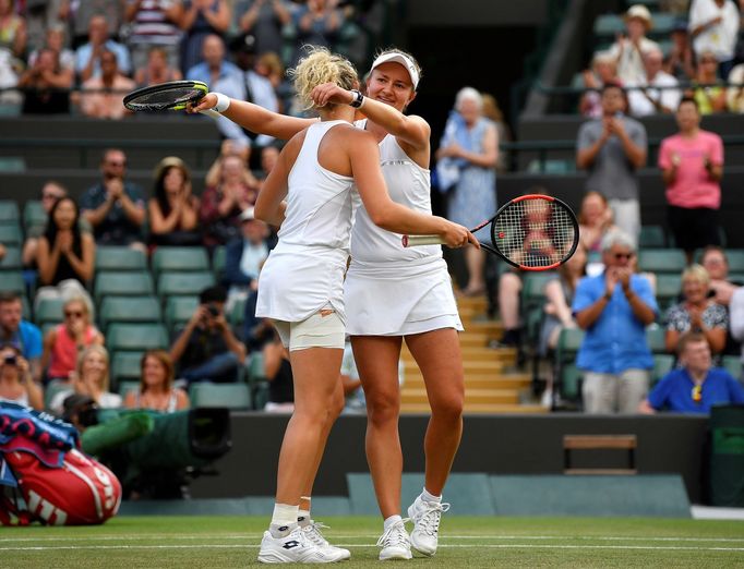 Kateřina Siniaková a Barbora Krejčíková ve finále čtyřhry Wimbledonu 2018