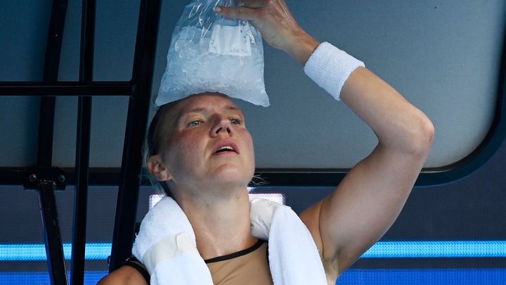 Myslete na ženské dny, volala komentátorka. Tenistky v Austrálii opět ničilo vedro; Zdroj foto: Reuters