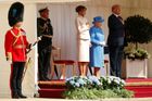 Amerického prezidenta doprovází také jeho manželka Melania.
