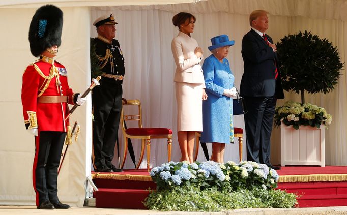 Americký prezident Donald Trump při návštěvě britské královny Alžběty.