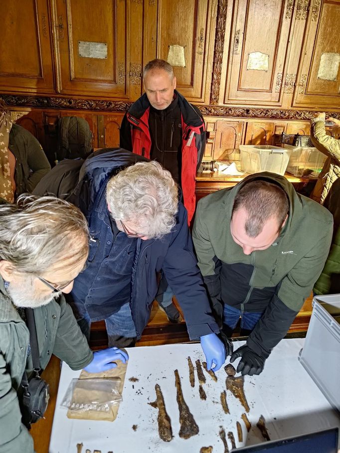 Vyzvedávání schrány s ostatky Arnošta z Pardubic.