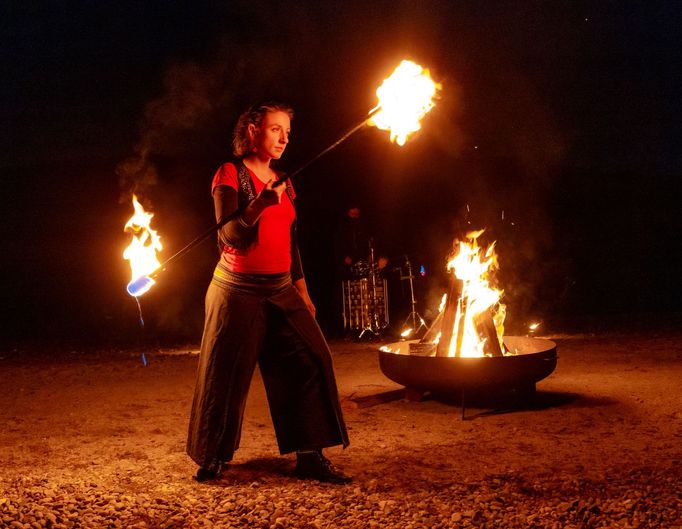 Zahájení divadelního festivalu Kult na jezeře Milada nedaleko Ústí nad Labem.