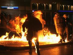 Násilných demonstrací v řeckých městech byly desítky.