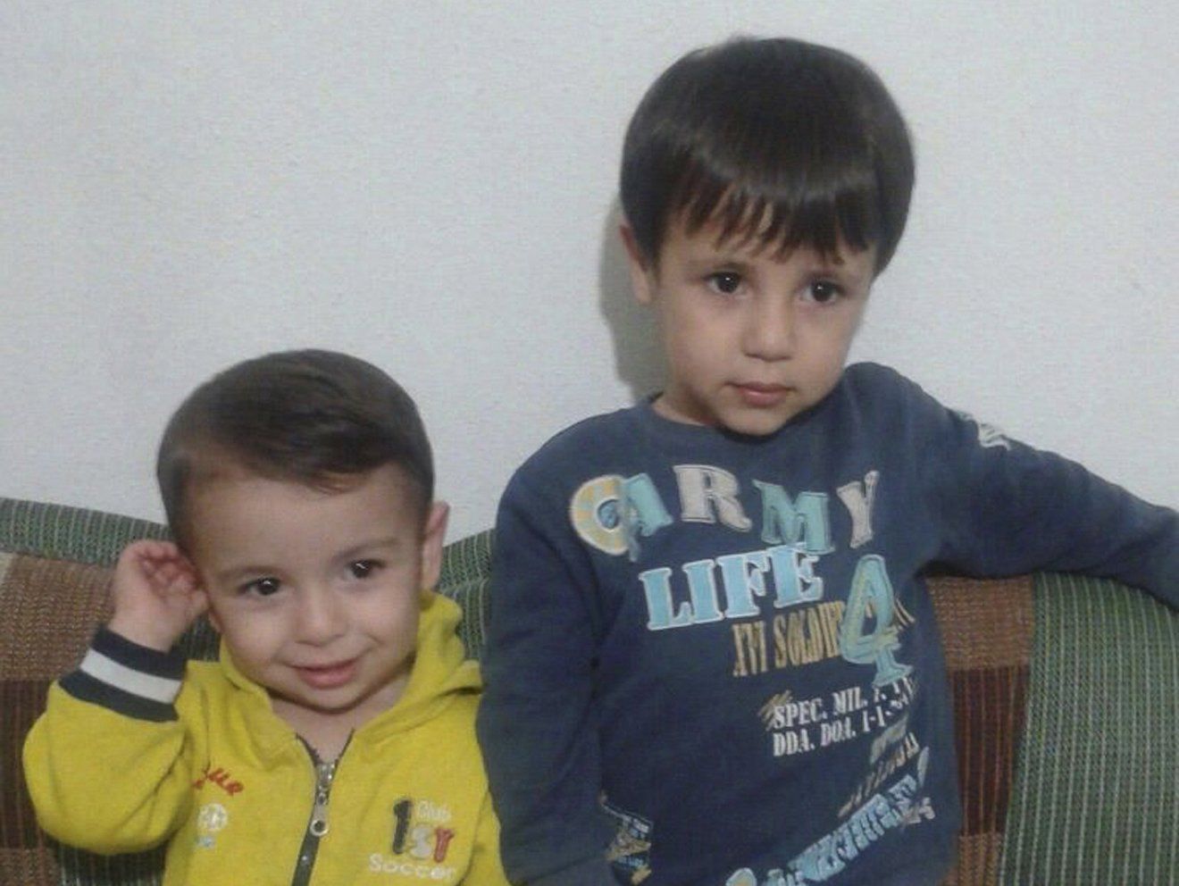 Tříletý Ajlán Kurdí (vlevo) a jeho o dva roky starší bratr se utopily při plavbě na Kos.