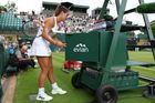 Britská tenistka Jodie Burrageová bere chlazenou vodu pro kolabujícího podavače míčků.