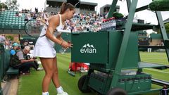 Britská tenistka Jodie Burrageová bere chlazenou vodu pro kolabujícího podavače míčků