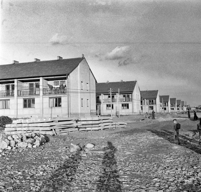 Pohled na budované sídliště Solidarita v Praze- Strašnicích. Rok cca 1948-50.