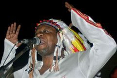 Zemřela hudební hvězda Konga, Papa Wemba zkolaboval během svého vystoupení