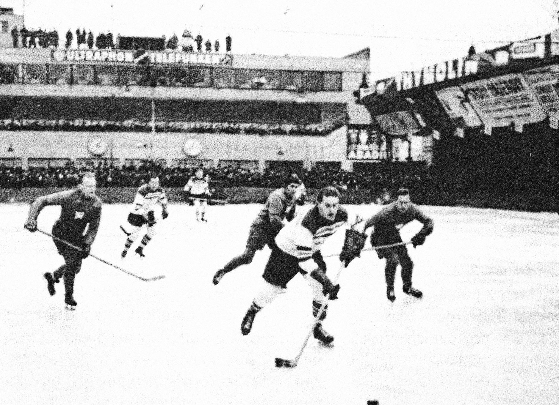 Jednorázové užití / Fotogalerie / Vzpomínka na zaniklý stadion na Štvanici. Pře 90 lety se tam hrál poprvé hokej