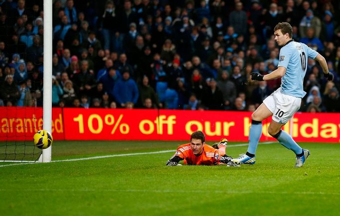 Edin Džeko se do sítě Stoke trefil v 56. minutě...