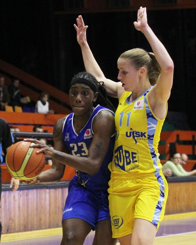 Basketbalistka ZVVZ USK Praha Kateřina Elhotová v utkání 1. kola Evropské ligy proti Salamance.