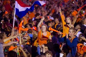 Nizozemsko zaplavila oranžová radost, Uruguajcům se zhroutil svět