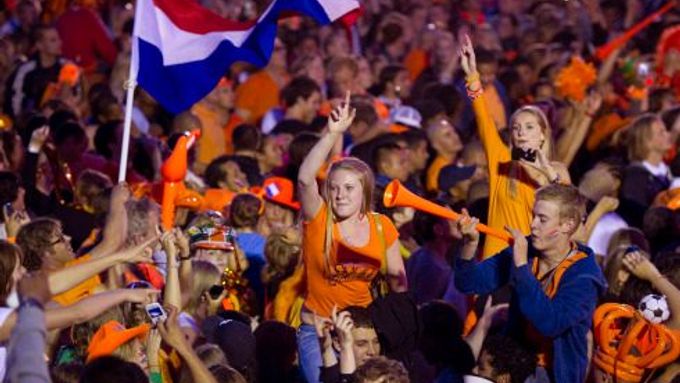 Nizozemsko zaplavila oranžová radost, Uruguajcům se zhroutil svět