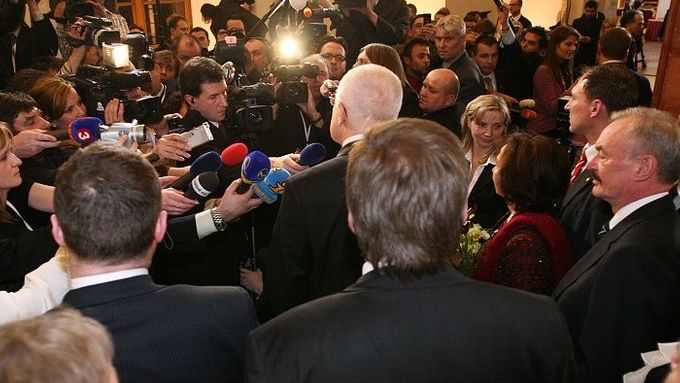 Václav Klaus v novinářském obležení. Právě byl zvolen prezidentem České republiky.