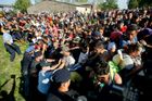 Živě: Do Chorvatska přišlo 10 tisíc uprchlíků. Popularita Merkelové klesla