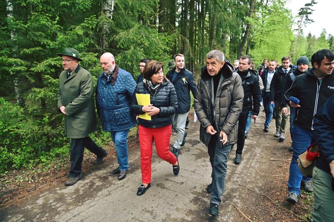 Premiér Andrej Babiš a ministryně financí Alena Schillerová si 15. května 2019 v lokalitě Bílovna nedaleko Bernartic prohlédli lesy zasažené kůrovcem.