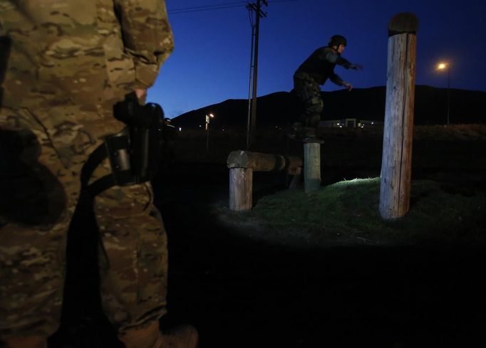 Candidates from law enforcement agencies across Utah take part in Salt Lake City Police Department's SWAT School training exercise on an obstacle course in Draper, Utah, April 21, 2013. REUTERS/Jim Urquhart (UNITED STATES - Tags: CRIME LAW SOCIETY) Published: Dub. 21, 2013, 3:32 odp.