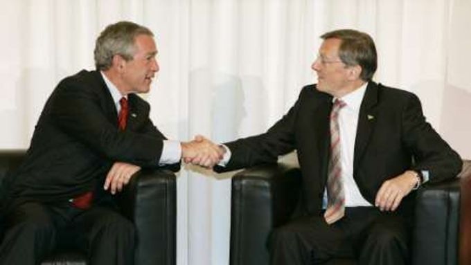 Americký prezident George Bush se ve Vídni sešel s rakouským kancléřem Wolfgangem Schüsselem, která v tomto půlroce Evropské unii předsedala.