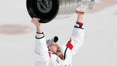 Michal Kempný zvedá Stanley Cup (2018)