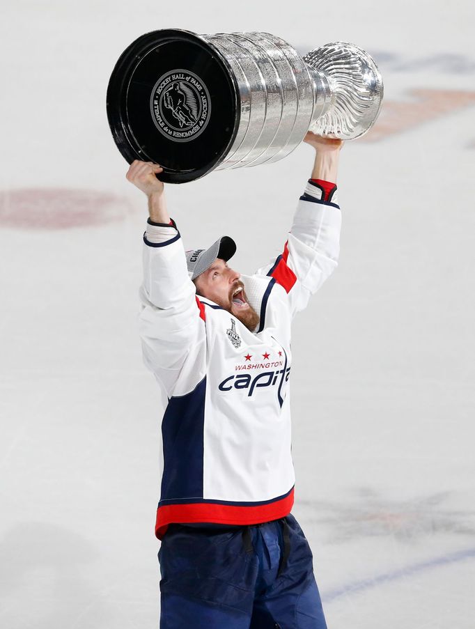 Obránce Michal Kempný slaví s Washingtonem Capitals zisk Stanley Cupu (2018).