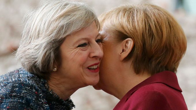 Britská premiérka Theresa Mayová s Angelou Merkelovou.