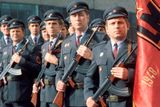 Správně ikonicky bolševicky to ale mělo vypadat takhle: nastoupená závodní jednotka Lidových milicí z Elitexu Třebíč s rudou standartou, rok 1981.