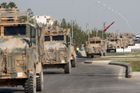 Kolona vojenských vozidel Turků v tureckém městě Ceylanpinar, které leží naproti Rás al-Ajnu.