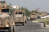 Kolona vojenských vozidel Turků v tureckém městě Ceylanpinar, které leží naproti Rás al-Ajnu.