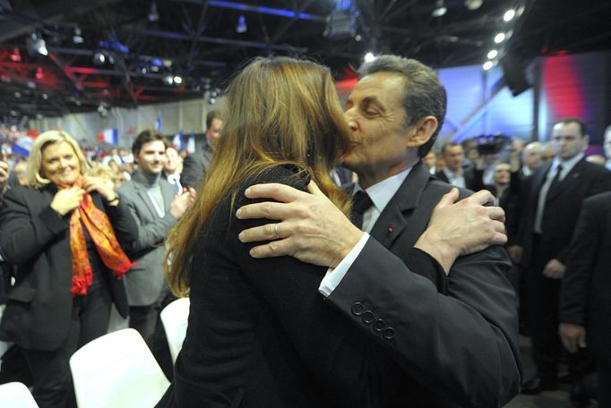 Francouzská první dáma Carla Bruni-Sarkozy přijela podpořit manžela do shromáždění v Marseille. 19. února 2012