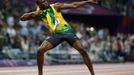 Jamajský sprinter Usain Bolt slaví vítězství ve sprintu na 200 metrů na OH 2012 v Londýně.