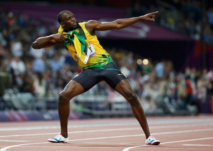 Jamajský sprinter Usain Bolt slaví vítězství ve sprintu na 200 metrů na OH 2012 v Londýně.