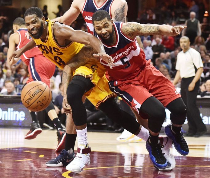 Tristan Thompson a Markieff Morris v souboji o balon v zápase Clevelandu s Washingtonem