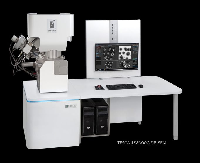 Pracovní stanice zařízení elektronového mikroskopu s označením Tescan S8000G FIB-SEM , díky kterému je možné pořídit neuvěřitelně detailní zvětšeniny zkoumaných předmětů.