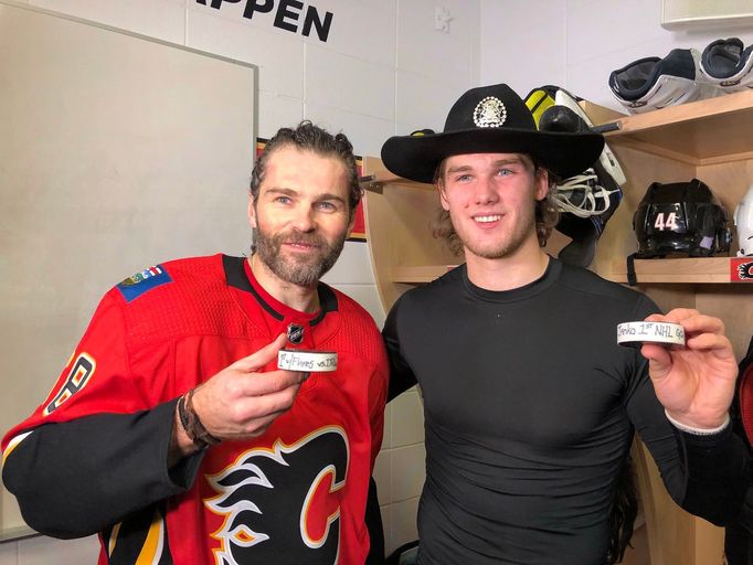 Jaromír Jágr vstřelil první gól za Calgary, Mark Jankowski první gól v NHL.