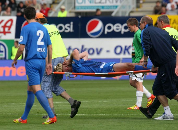 Nezmar odnášený na nosítkách v utkání Jablonec - Liberec