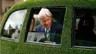 To je pětinásobný šampion Bjorn Borg, jenž do Wimbledonu přijel s notnou dávkou suverenity - v taxi pokrytém trávou