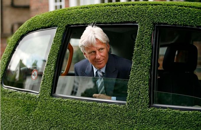 To je pětinásobný šampion Bjorn Borg, jenž do Wimbledonu přijel s notnou dávkou suverenity - v taxi pokrytém trávou