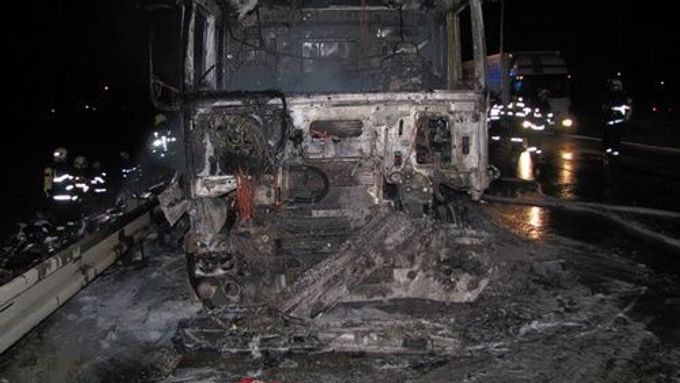 Hasičům se podařilo hořící kamion uhasit o půl osmé ráno.