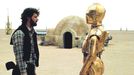 George Lucas a Anthony Daniels jako C-3PO při natáčení prvních Star Wars v roce 1977.