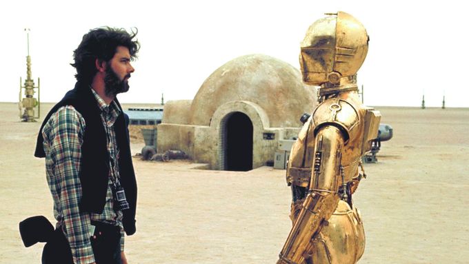 George Lucas a Anthony Daniels jako C-3PO při natáčení prvních Star Wars v roce 1977.
