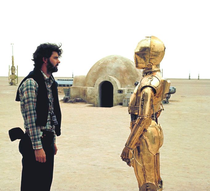 George Lucas a Anthony Daniels jako C-3PO při natáčení prvních Star Wars v roce 1977.