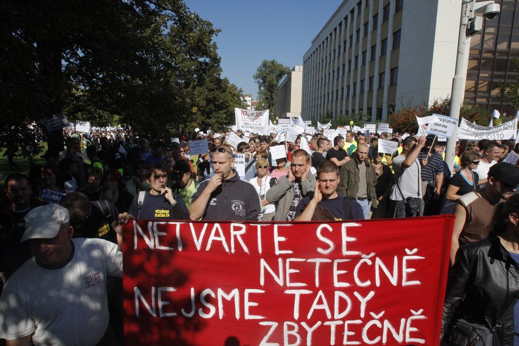 Demonstrace - policisté a zdravotníci