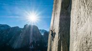 Brněnský rodák Adam Ondra se zapsal do světové historie lezení, když v amerických Yosemitech cestou Dawn Wall přelezl svislou skalní stěnu El Capitan volně a za rekordních osm dní.