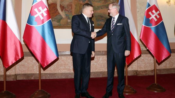 Slovenský premiér Robert Fico se svým českým protějškem Petrem Fialou.