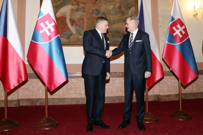 Slovenský premiér Robert Fico se svým českým protějškem Petrem Fialou.